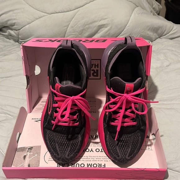 Brooks Glycerin 22 Women's Shoes - Black and Hot Pink - Picture 4 of 5
